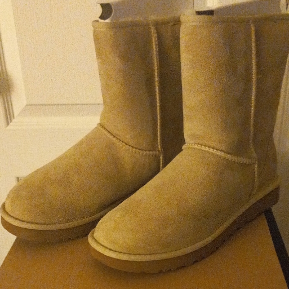 UGG Classic Short II Boots in Tan - Picture 4 of 8